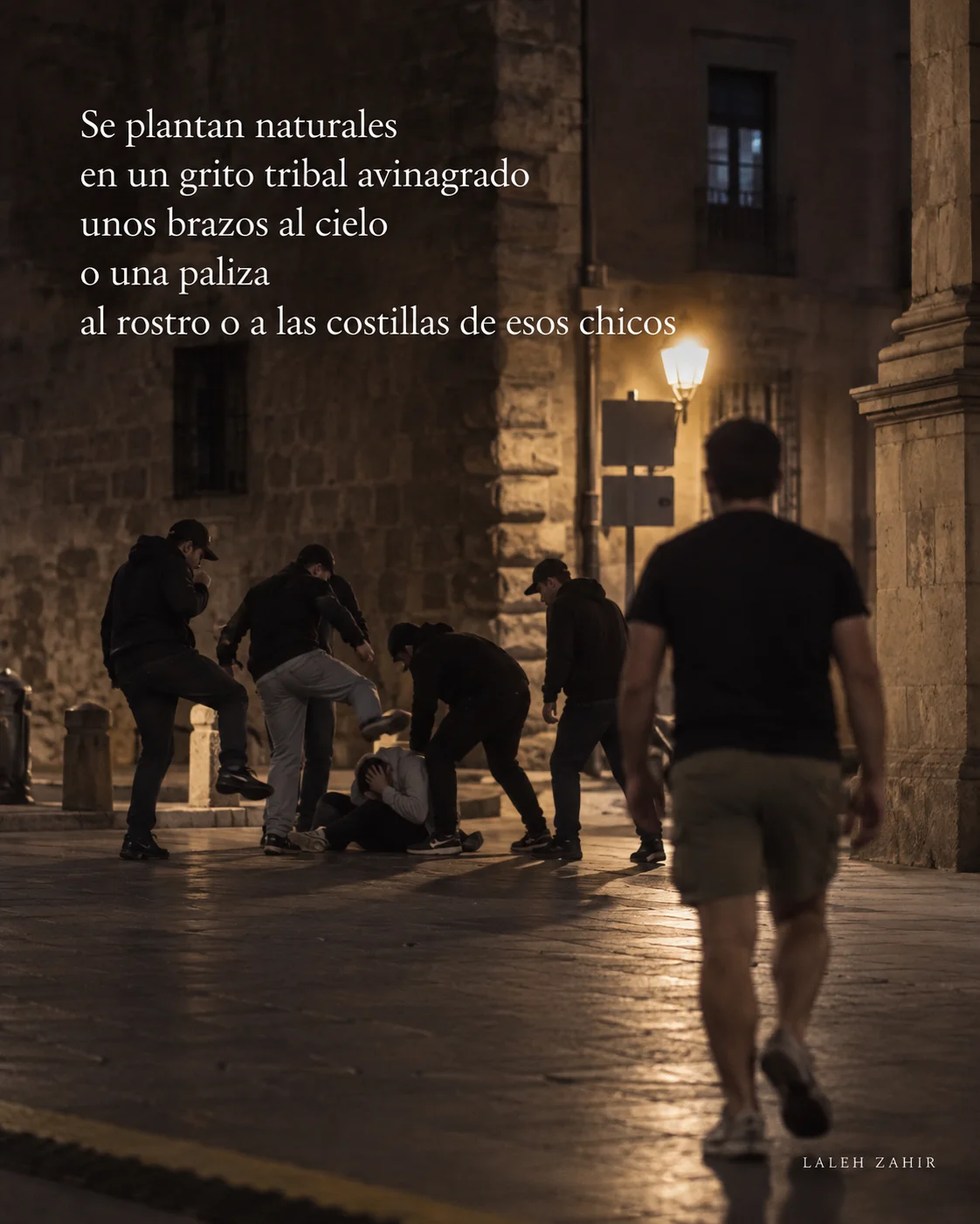 Escena nocturna de una agresión grupal en una plaza empedrada
